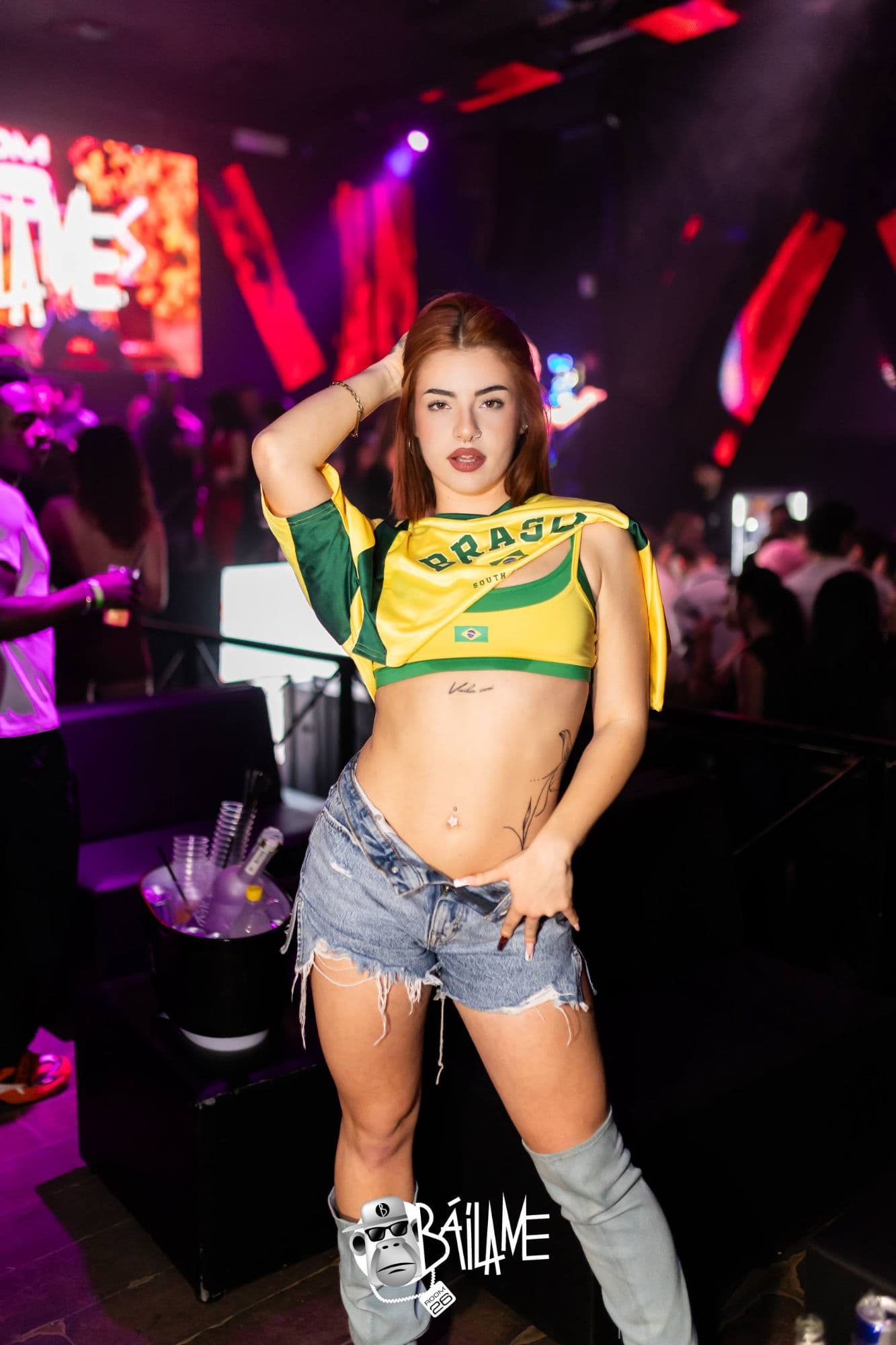 Una ragazza in posa con la maglia del Brasile