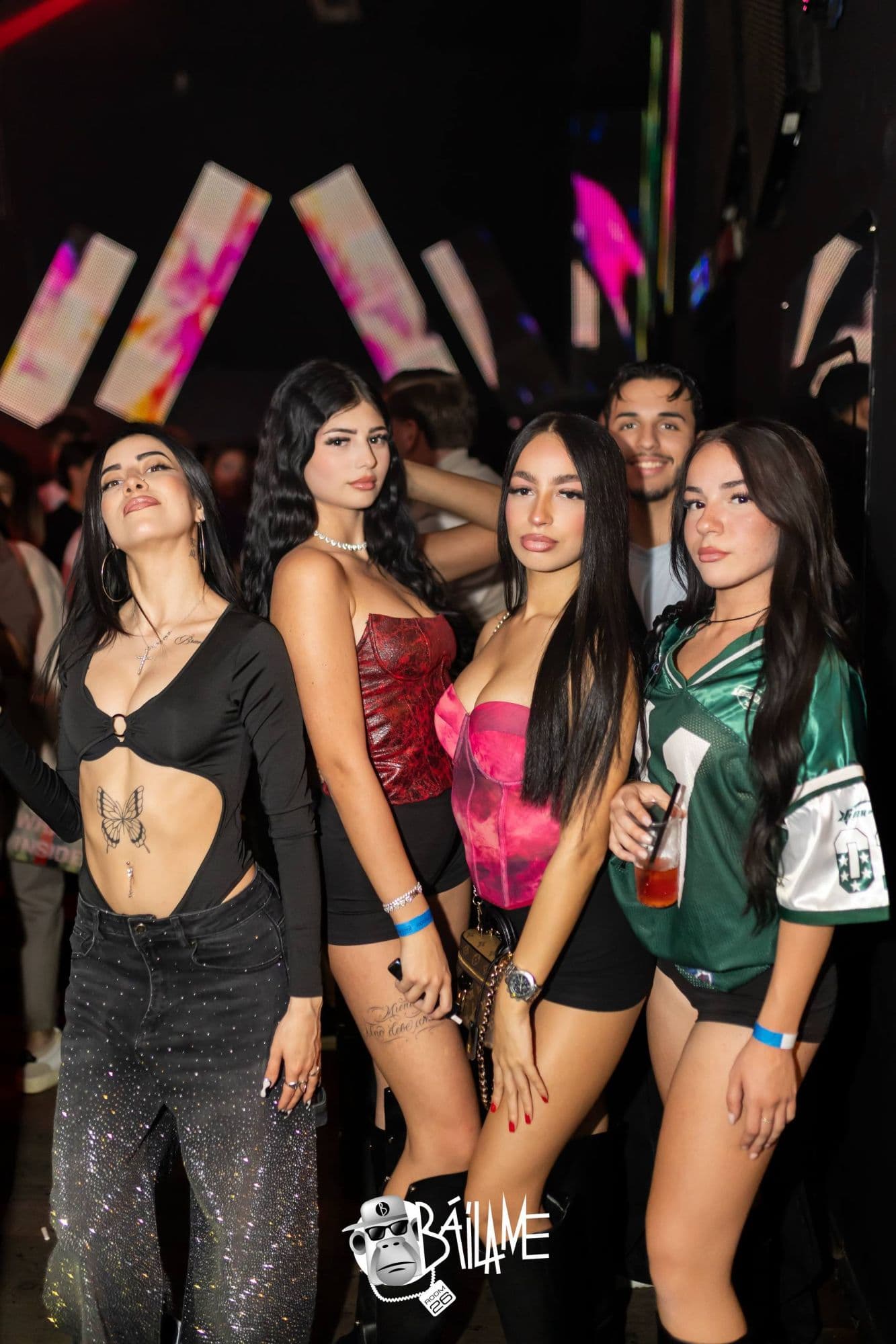 Un gruppo di amici in posa sotto le luci colorate