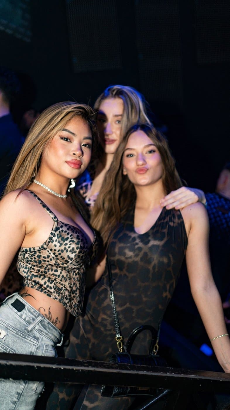 Tre amiche abbracciate in posa per la foto