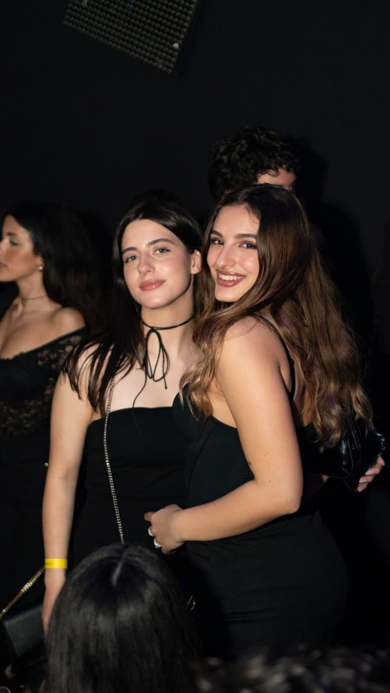 Due amiche abbracciate sorridono
